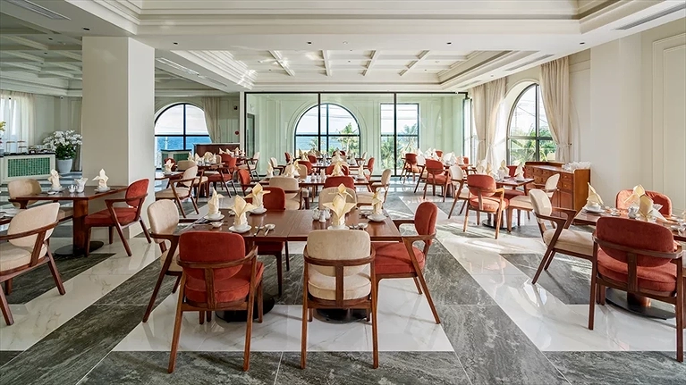 La Marina Restaurant & Lounge