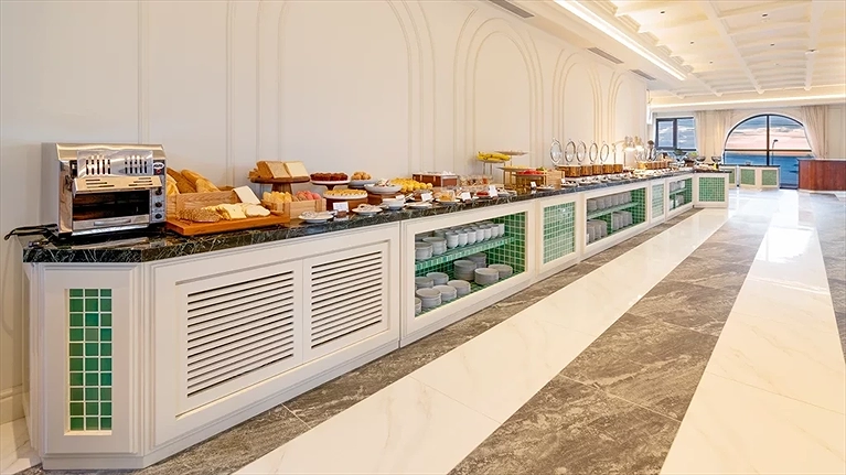 La Marina Restaurant & Lounge