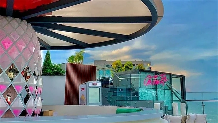 Bar tầng thượng