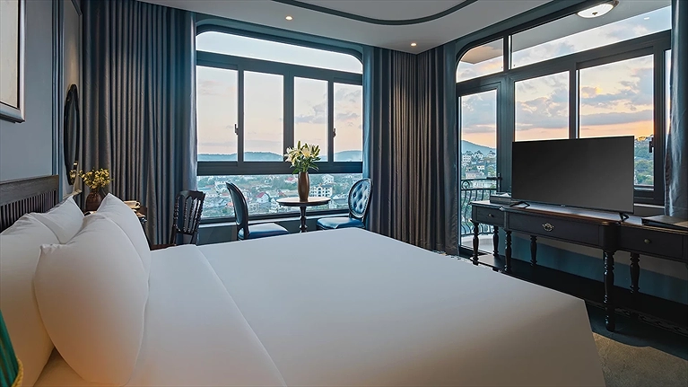 :uxury Corner Valley View