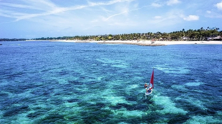 Lướt buồm trên làn nước xanh ngọc