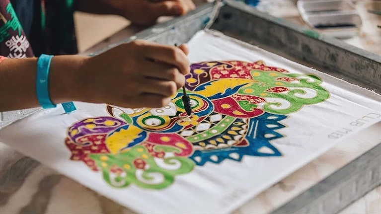 Thử sức vẽ batik – nghệ thuật vải truyền thống Indonesia