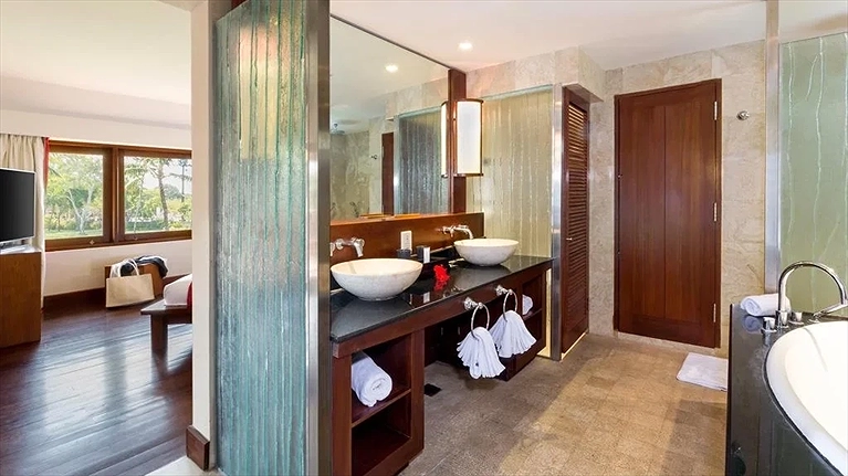 Phòng tắm cao cấp với bồn rửa đôi và bồn tắm