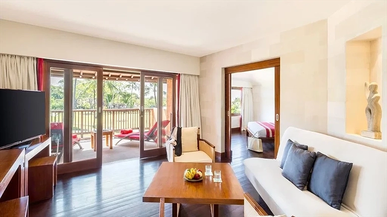 Sofa thư giãn và góc ngồi đọc sách yên tĩnh