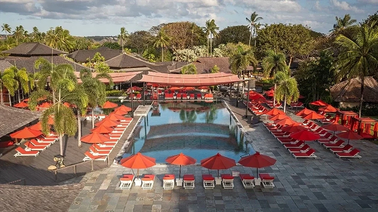 Hồ bơi trung tâm rực rỡ