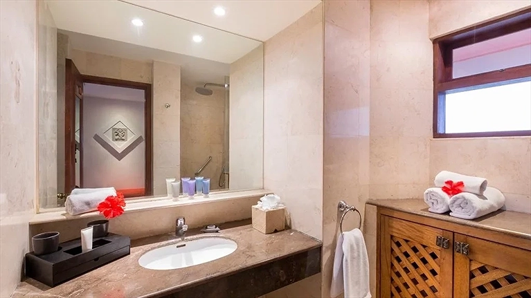 Phòng tắm tiện nghi với đá tự nhiên và ánh sáng dịu nhẹ