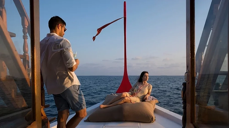 Du thuyền hoàng hôn