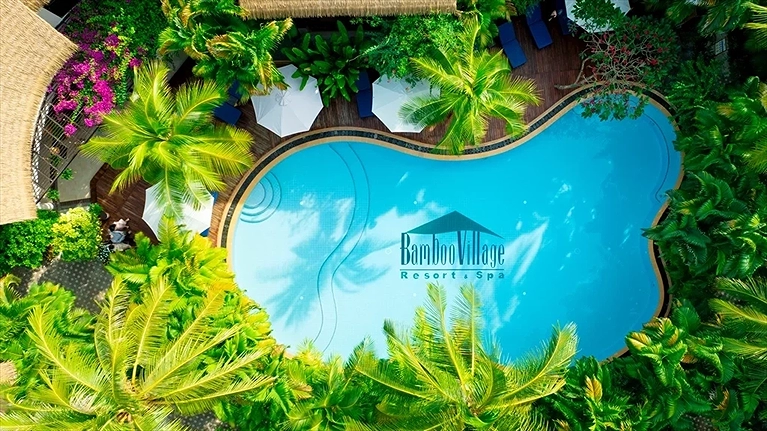 Hồ bơi gần lễ tân