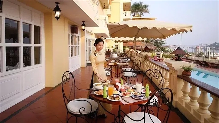 Thưởng thức trà chiều bên sông Hậu