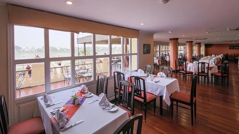 Thưởng thức món ăn ngon tại nhà hàng