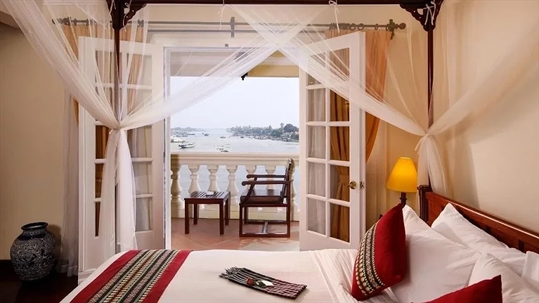 Phòng với ban công hướng sông