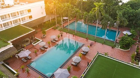 Hai hồ bơi lớn ngoài trời