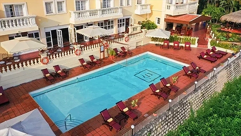 Hồ bơi ngoài trời thoáng đãng