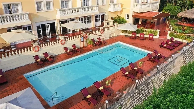 Hồ bơi ngoài trời thoáng đãng