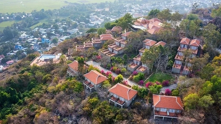 Toàn cảnh Victoria Núi Sam Lodge