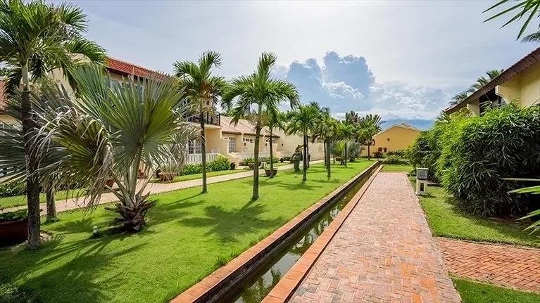 Khuôn viên thoáng đãng  yên tĩnh