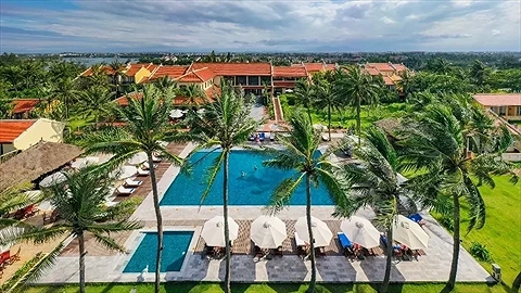 Nằm bên bãi biển Cửa Đại