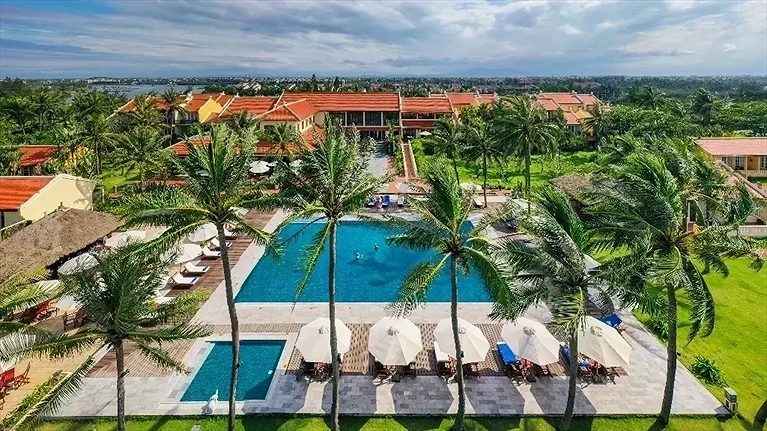 Nằm bên bãi biển Cửa Đại