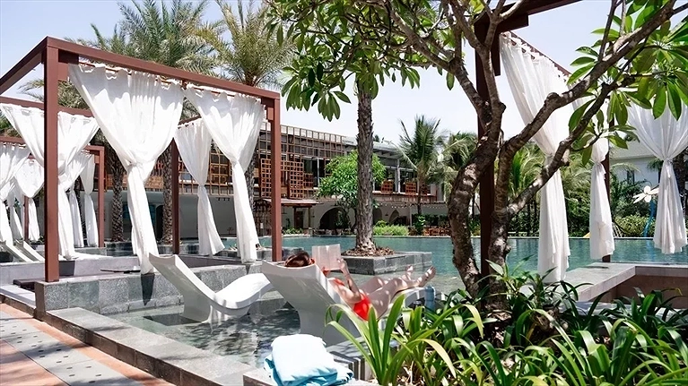 Hồ bơi ngoài trời