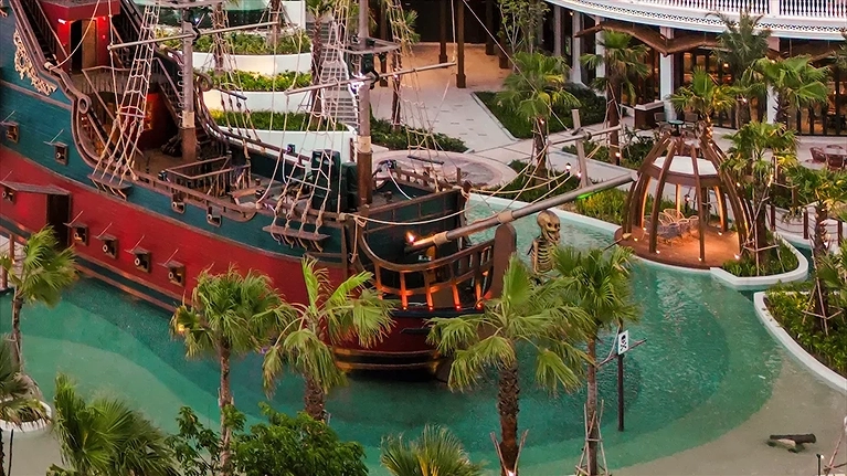 Hồ bơi Treasure Island