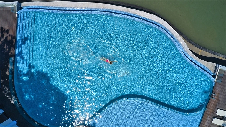 Hồ bơi tràn bờ