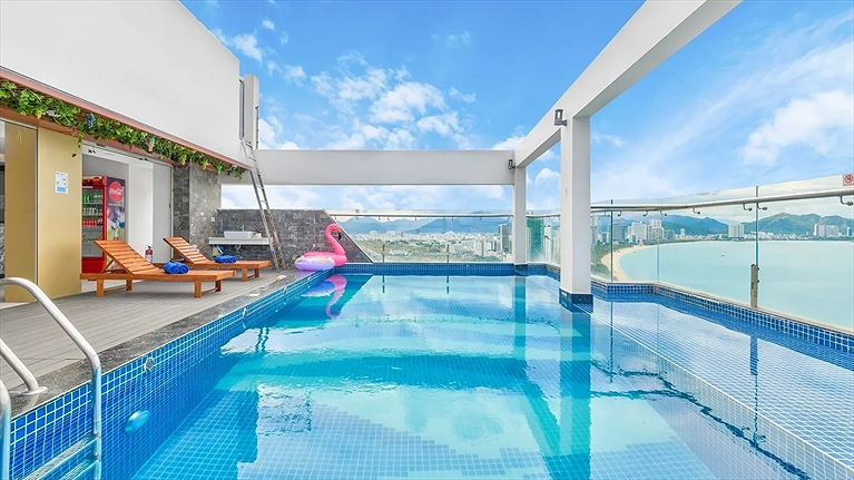 Hồ bơi tầng thượng