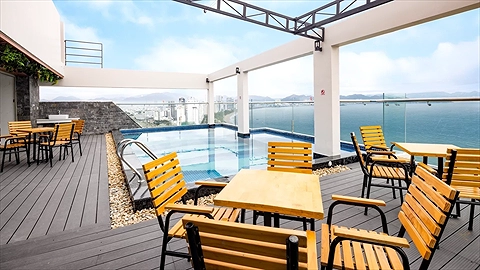 Hồ bơi tầng thượng