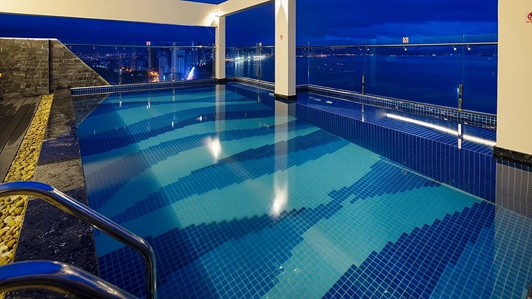 Hồ bơi tầng thượng