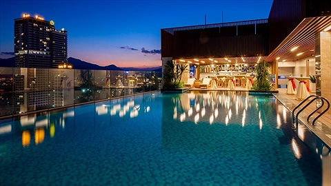 Hồ bơi tầng thượng