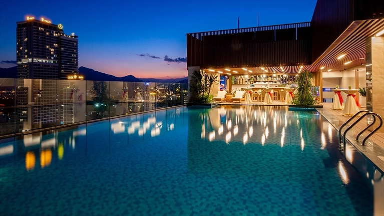 Hồ bơi tầng thượng