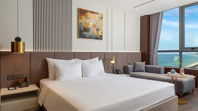 Deluxe Partial Ocean View 