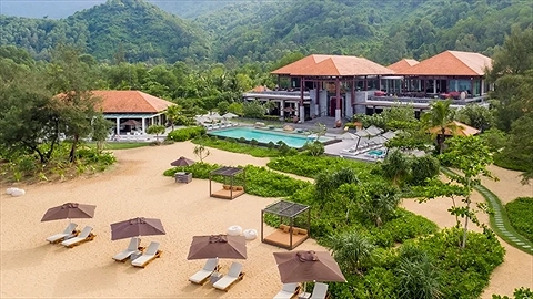 Khu vực trung tâm của Khu nghỉ với sảnh chính, hồ bơi, bãi biển