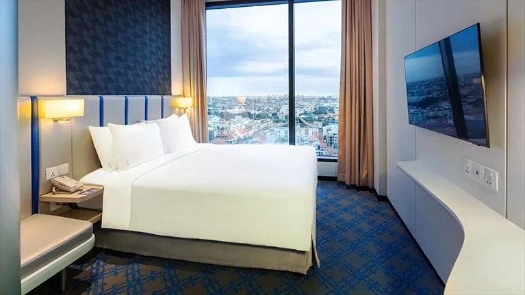 Standard Queen City View and High Floor