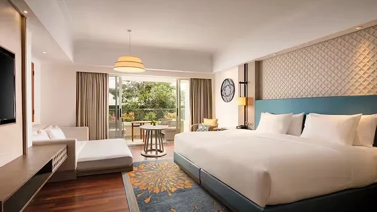 Family Room King Bed