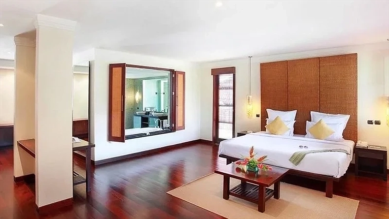 4 BEDROOMS APARTMENT SUITE WITH ENORMOUS KITCHENETTE, DINING AREA & BALCONY, IDEAL FOR FAMILY