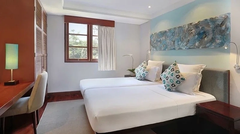 3-BEDROOM APARTMENT SUITE, 1 KING BED & 4 SINGLE BEDS, WITH PRIVATE TERRACE