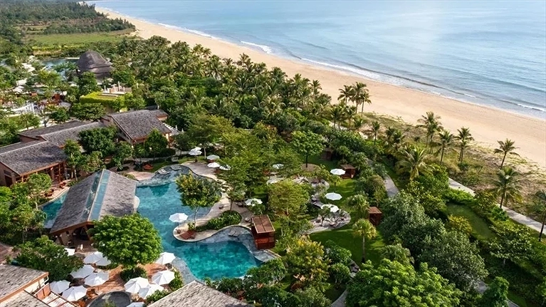 Toàn cảnh khu nghỉ nhìn ra bãi biển