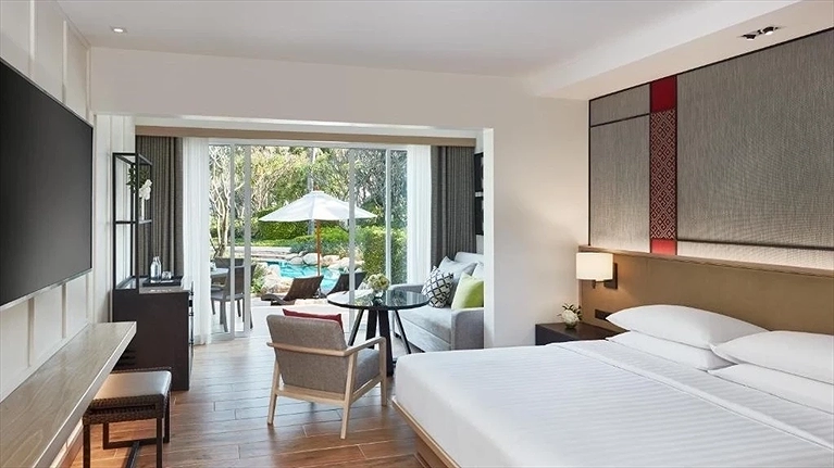 1 King Bed Pool Access