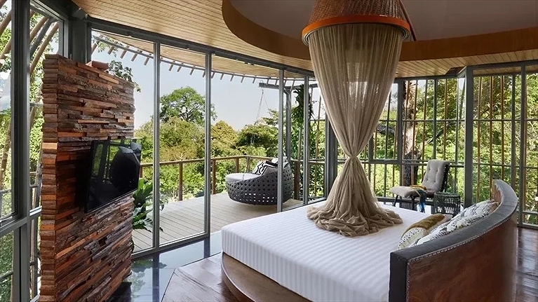 Bird's nest pool villas