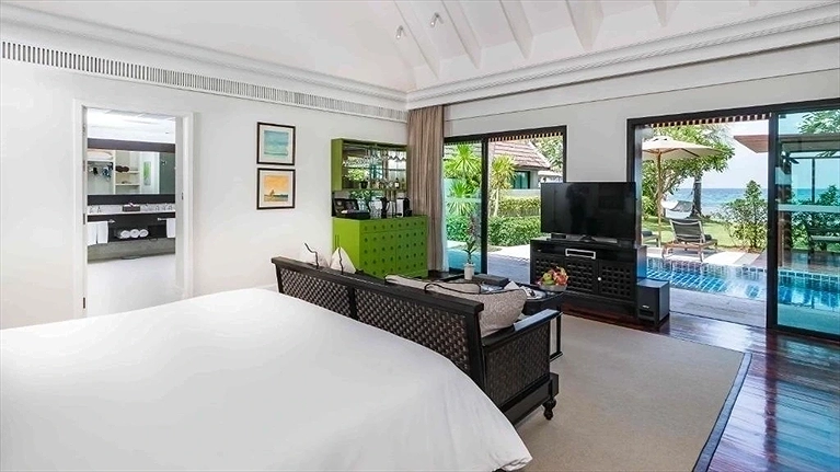 Club Beachfront Pool Villa