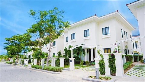 Bên ngoài villa