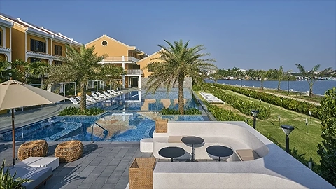 Olah! Bar với tầm nhìn ra sông hoài