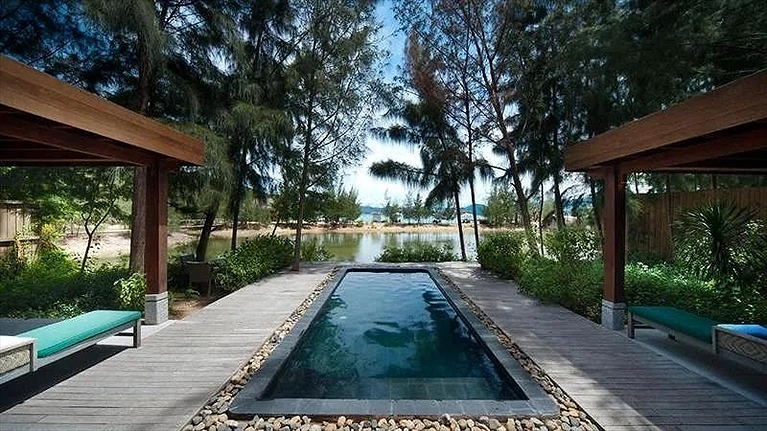 Hồ bơi riêng trải dọc hoặc tròn thẳng ra hồ tự nhiên