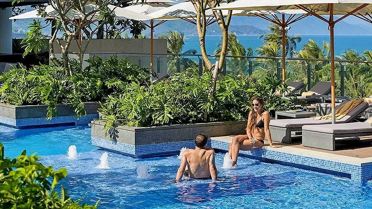 Hồ bơi ngoài trời