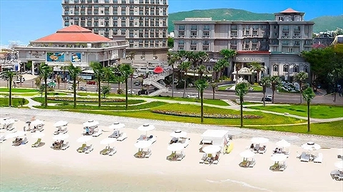 Khu vực bãi biển đối diện khách sạn