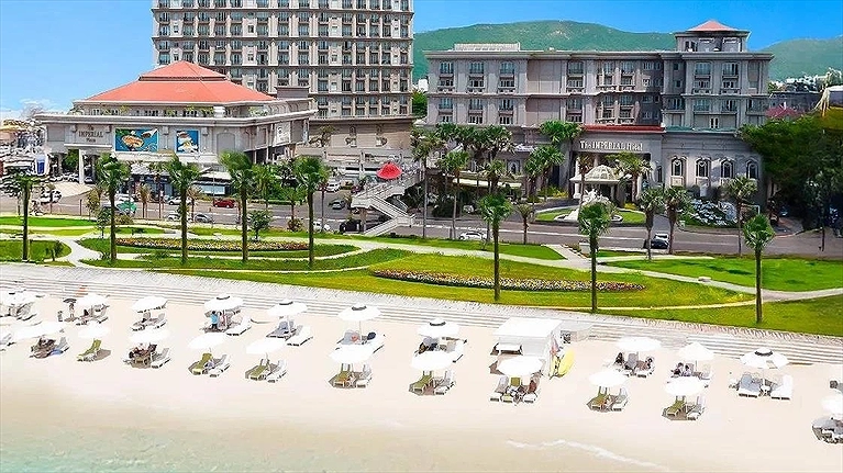 Khu vực bãi biển đối diện khách sạn