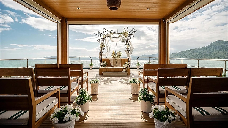 Tiệc trên catamaran