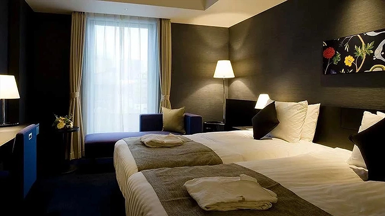 Essential Hollywood Twin