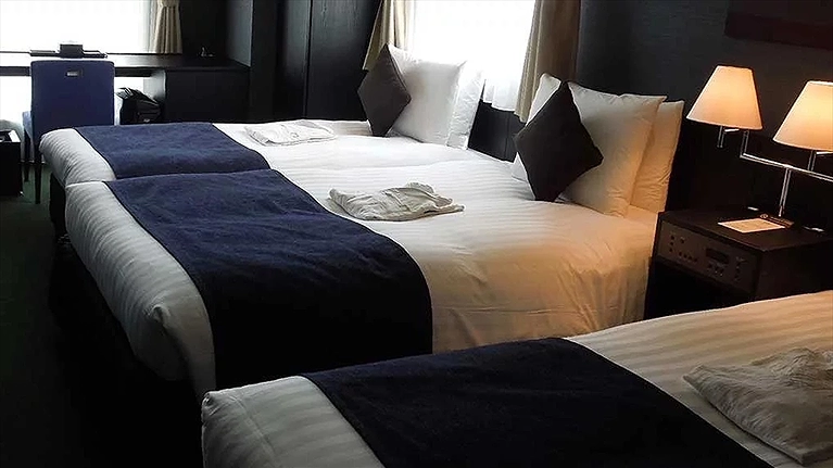 Essential Hollywood Triple