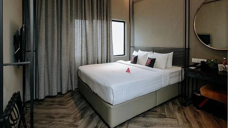 Standard King With Windows (King)